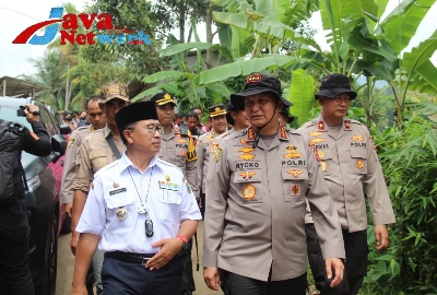 Kalemdiklat Mabes Didampingi Kasetukpa Lemdiklat Polri Saat Meninjau Posko Kampus Polri Peduli Korban Gempa Bumi Cianjur