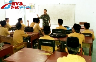 Babinsa Gapura Sertu M Rasul Saat Komunikasi Sosial Bersama SMPN 1 Gapura Kecamatan Gapura
