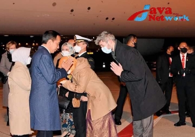 Presiden Jokowi Dan Ibu Iriana Tiba Di Pelabuhan Udara Brussels