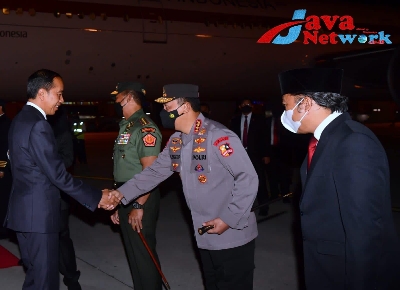 Presiden Jokowi Dan Ibu Negara Iriana Saat Tiba di Tanah Air