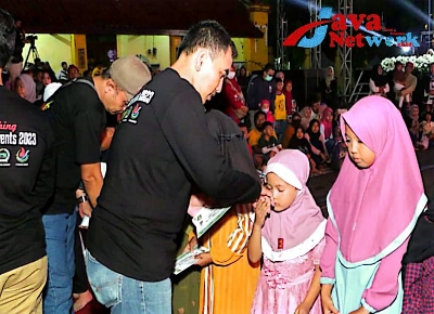 Dandim 0827/Sumenep Saat Memberikan Santunan Anak Yatim Saat Peluncuran Kick Of Calender Event Tahun 2023