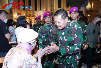 Panglima TNI Laksamana Yudo Margono Saat Meninjau Pelaksanaan Pengamanan Dan Misa Natal 2022