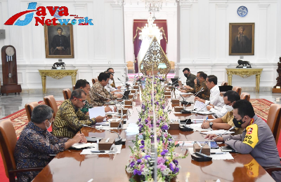 Presiden Jokowi Saat Bapat Bersama Jajarannya