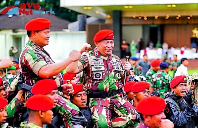 Kapolri Jenderal Polisi Drs Listyo Sigit Prabowo MSi dan Panglima TNI Laksamana TNI Yudo Margono Saat Menerima Penghargaan Brevet Dari Kopassus