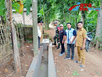 Babinsa Dan Perangkat Desa Lenteng Melakukan Pengecekan Pembangunan Saluran Irigasi Persawahan