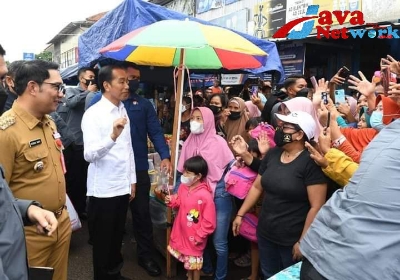 Presiden Jokowi Saat Memberikan Bansos Kepada Pedagang Di Pasar Subang Jabar