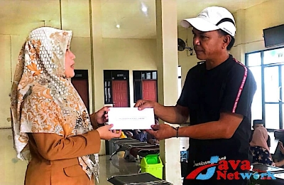 Bupati Sumenep Ra Achmad Fauzi SH MH Diwakili Dinsos P3A Kabupaten Sumenep Memberikan Tali Asih Kepada Pasutri Ahyar