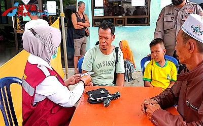 Personel Pospam Pelabuhan Polres Sumenep Berikan Mamin dan Cek Kesehatan Calon Penumpang Tertunda di Pelindo III Kalianget