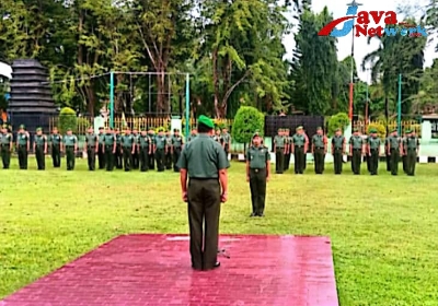 Danramil 11 Pasongsongan Kapten Inf Sumartono Saat Menjadi Pembina Pada Gelar Apel Pengamanan Jelang Tahun Baru 2023