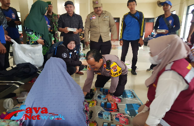 Kapolres Sumenep Tinjau Penumpang Kapal Yang Tertahan di Pelabuhan Kalianget