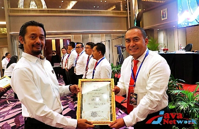 Kasat Narkoba Polres Sumenep, AKP Taufik Hidayat SH saat Menerima Dua Piagam Penghargaan Dari Kapolda Jatim