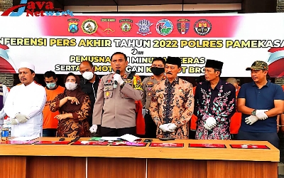 Kapolres Pamekasan didampingi Wakil Bupati Pamekasan Saat Gelar Konferensi Pers Di Halaman Polres Pamekasan