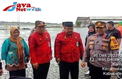 Kadinsos P3A Kabupaten Sumenep Drs. Achmad Zulkarnain MH Bersama Kapolres Sumenep Saat Kunjungan ke Penumpang Tertahan di Pelabuhan Pelindo III Kalianget