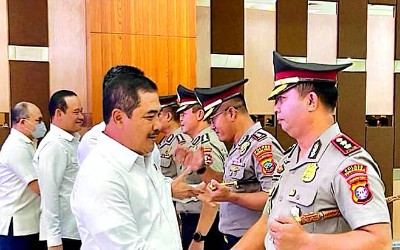Kabareskrim Mabes Polri Komjen Pol Drs Agus Andrianto MH Saat Mewakili Kapolri Memberikan Penghargaan Kepada Tim Dewa Ruci 2021