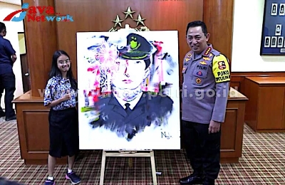 Kapolri Jenderal Polisi Drs Listyo Sigit Prabowo Saat Menerima Lukisan Dari Nayla Siswi Disabilitas SLBB Pangudi Luhur Jakarta