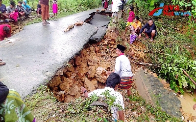 Curah Hujan Tinggi Akibatkan Jalan Antar Desa di Pasongsongan Ambruk