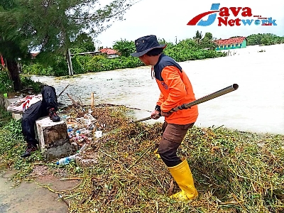 Gerak Cepat Brigade Penolong 13.29 Kwarcab Sumenep Bersihkan Sampah di Desa Nambakor Saronggi
