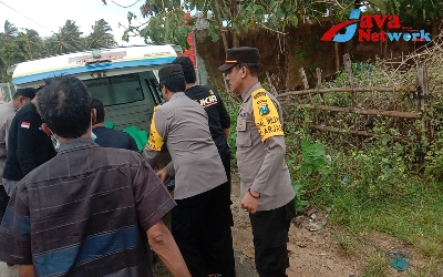 Proses Evakuasi Nenek Santa ke Puskesmas Arjasa Kepulauan Kangean