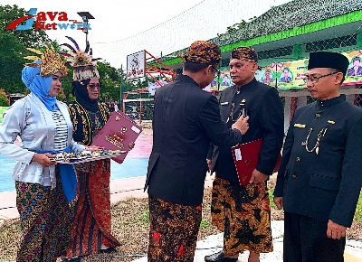 Kepala Kemenag Kabupaten Sumenep H. Choironi Hidayat, S.Ag.,MM Saat Memberikan Penghargaan Satyalencana Presiden Kepada 13 ASN