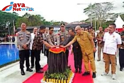 Irwasum Mabes Polri Komjen Pol Drs Agung Budi Maryoto MSi Saat Meresmikan Kolam Renang Rekonfu Polda Kepri