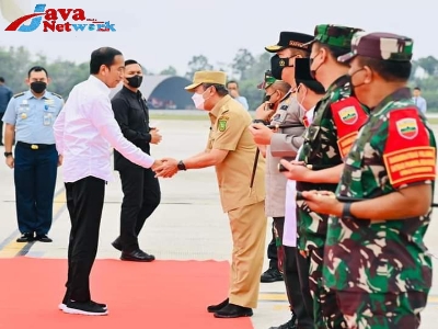 Presiden Jokowi Saat Tiba Di Pelabuhan Udara Pekanbaru Riau
