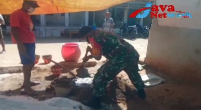 Serda Sungeng Saat Mengaduk Semen Membantu Membangun Rumah Warga Di Desa Lapa Laok Kecamatan Dungkek