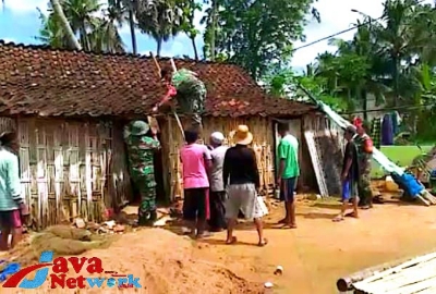 Sertu TNI Adiyono Saat Melakukan Karya Bakti Di Warga Binaan