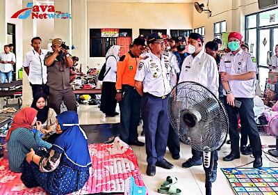 Bupati Sumenep Ra Achmad Fauzi SH MH Saat Melalukan Kunjungan Ke Penumpang Kapal Tertahan Di Pelabuhan Pelindo Kalianget