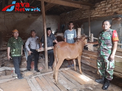 Babinsa 0827/03 Manding Hadiri Penerimaan Bantuan Dari Dinas Peternakan Kepada Masyarakat