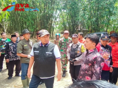 Bupati Sumenep Didampingi Kadis DKPP Sumenep Saat Meninjau Lahan Pertanian Terdampak Banjir Di Desa Sinder Kecamatan Lenteng