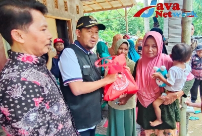 Bupati Sumenep Ra Achmad Fauzi SH MH Saat Menyerahkan Bantuan Kepada Warga Di Desa Sinder Terdampak Banjir 