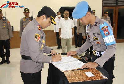 Kapolres Sumenep AKBP Edo Satya Kentriko SH SIK MH Saat Memimpin Upacara Sertijab Di Polres Sumenep Jajaran