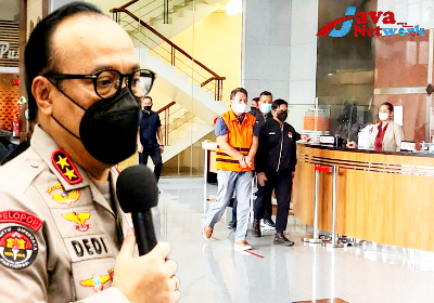 Kadiv Humas Mabes Polri Irjen Pol Dedi Prasetyo dan AKBP Bambang Kayun saat Berada Ditahanan KPK