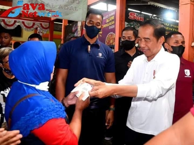 Presiden Jokowi Tinjau Aktivitas Perdagangan di Pasar Sentul