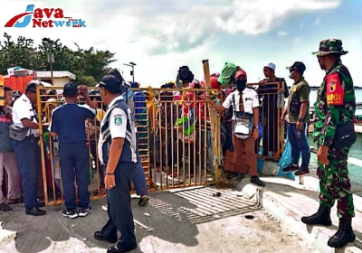 Babinsa Lakukan Pengamanan Pemberangkatan Kapal di Pelabuhan Raas