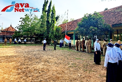 Serka TNI Asmoni Saat Menjadi Irup Pengibaran Bendera di SMP 1 Batang-batang