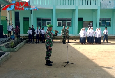 Koptu TNI Iswoyo Saat Menjadi Irup Upacara Di SMP Syiratul Islam