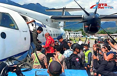 Gubernur Papua Lukas Enembe Saat Dibawa Penyidik KPK ke Pesawat Menuju Jakarta