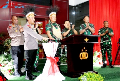 Panglima TNI Dan Kapolri Saat Meresmikan Polda Papua 