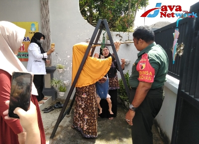 Babinsa Koramil 01 Kota Kopka TNI Taufik Qurrahman Saat Melakukan Pendampingan Posyandu
