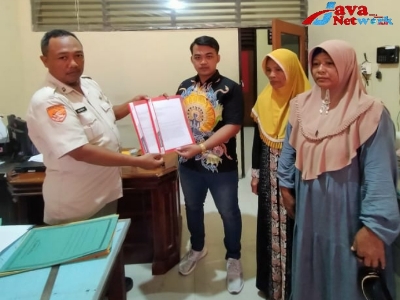 Aliansi Pemuda Jate Giliraja Bersama Warga Saat Melaporkan Dugaan Penyelewengan Bansos ke Polres Sumenep 