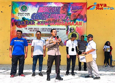 Kapolres Sumenep AKBP Edo Satya Kentriko SH SIK MH Saat Memberikan Sambutan Pada Giat Aerobic Color Party dan Bazar STKIP PGRI Sumenep