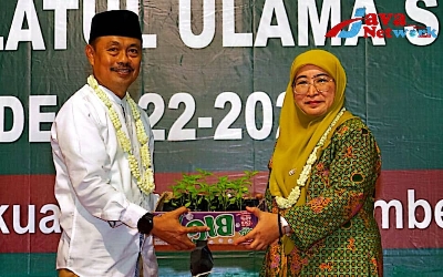 Sekretaris Daerah Kabupaten Sumenep Ir. H. Edi Rasyadi, M.Si dan Ketua Muslimat NU Cabang Sumenep Hj. Dewi Khalifah SH MH