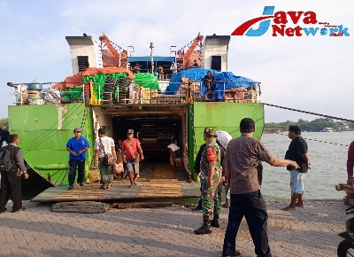Babinsa Koramil 02 Kalianget Bersama Bhabinkamtibmas Lakukan Pengamanan Pemberangkatan Kapal di Pelabuhan Kalianget