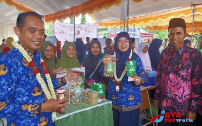 Wabup Sumenep Hj Dewi Khalifah SH MH saat Meninjau Stand Pameran Kewirausahaan SMK Nasyrul Ulum Aeng Dake Kecamatan Bluto 