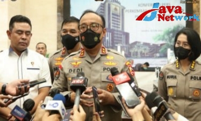 Kadivhumas Polri didampingi Kabag Penum Divhumas Polri Saat di Konfirmasi Awak Media