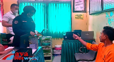 Pelaku Oknum Guru Saat Berada Di Mapolres Sumenep