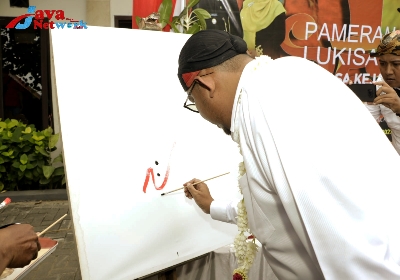 Bupati Sumenep Ra Achmad Fauzi SH MH Saat Menandai Cat Lukis Satu Garis Tandai Dibukanya Pameran Lukisan Masa Kejayaan