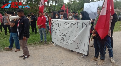 Aktifis GMII Gelar Unras di Kantor KPU Sumenep