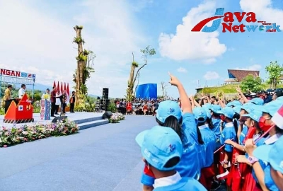 Saat Presiden Berikan Kuis Berhadiah Sepeda di Bendungan Kuwil Kawangkoan
